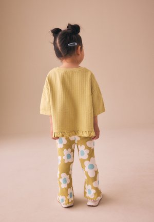 Next, REGULAR FIT - SHORT SLEEVE TOP AND FLARE SET . - Pullover - green stampy flower