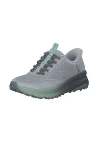 Szare buty sportowe z teksturowaną siateczką, zielonymi akcentami i grubą gumową podeszwą. Charakteryzują się sznurowanym zapięciem z odblaskowymi detalami.