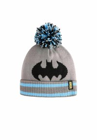 Grau gestrickte Mütze mit einem schwarzen Batman-Logo, blauem und schwarzem Pompon oben sowie einem Bund mit blauen Streifen. Material aus Baumwollmischung.