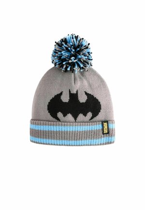 Grau gestrickte Mütze mit einem schwarzen Batman-Logo, blauem und schwarzem Pompon oben sowie einem Bund mit blauen Streifen. Material aus Baumwollmischung.