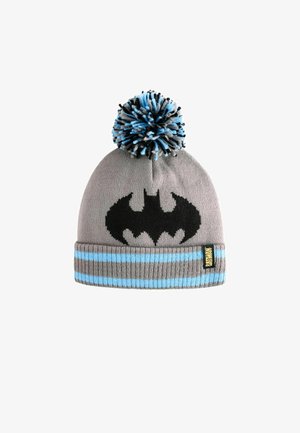 Sivi pleteni beanie s crnim Batman logotipom, plavim i crnim pom-pomom na vrhu, te manžetom s plavim trakama. Materijal mješavina pamuka.