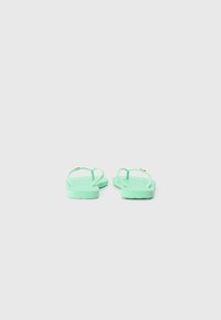 Sandale flip-flop verde mentă cu o talpă texturată și bretele subțiri, având un design minimalist și un material ușor, flexibil.