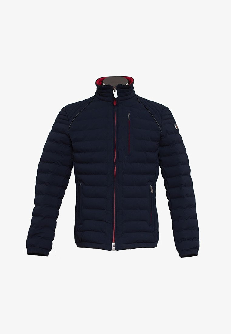 Marineblaue gepolsterte Jacke mit hohem Kragen, vorderem Reißverschluss und roten Reißverschlussdetails. Verfügt über seitliche Taschen und ein gestepptes Design für Isolation.