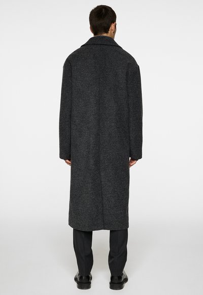 Lungo cappotto grigio scuro realizzato in lana testurizzata, con ampio colletto e design diritto. La vista posteriore mostra maniche lunghe e un orlo a pavimento.