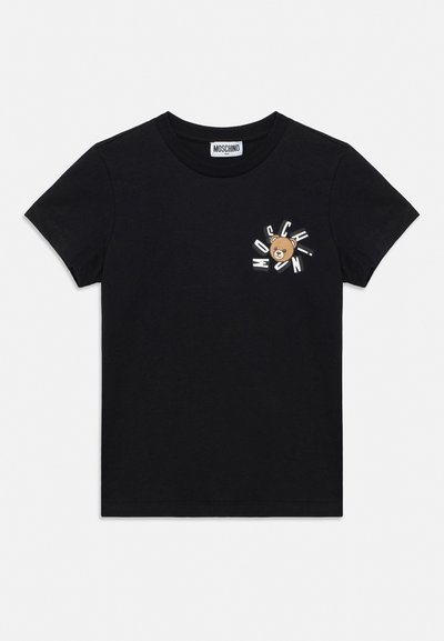 T-shirt noir à manches courtes pour enfants avec un col rond, un petit motif d'ourson et le texte "MOSCHINO" sur le côté gauche de la poitrine.