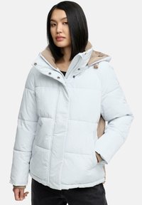 Ljust blå pufferjacka med en beige foder, som har hög krage, dragkedjestängning och tryckknappar. Texturerad, quiltad yta med sidofickor.