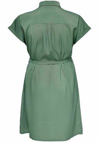 Zelena haljina kratkih rukava s ovratnikom, sužavanjem u struku i plisiranim suknjom. Glatka tekstura s blagim sjajem, dizajnirana za opušteni kroj.