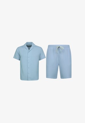 Lichtblauw kortmatige overhemd met knoopjes en bijpassende shorts. Beide hebben een gestructureerde stof en een elastische tailleband met een trekkoord.