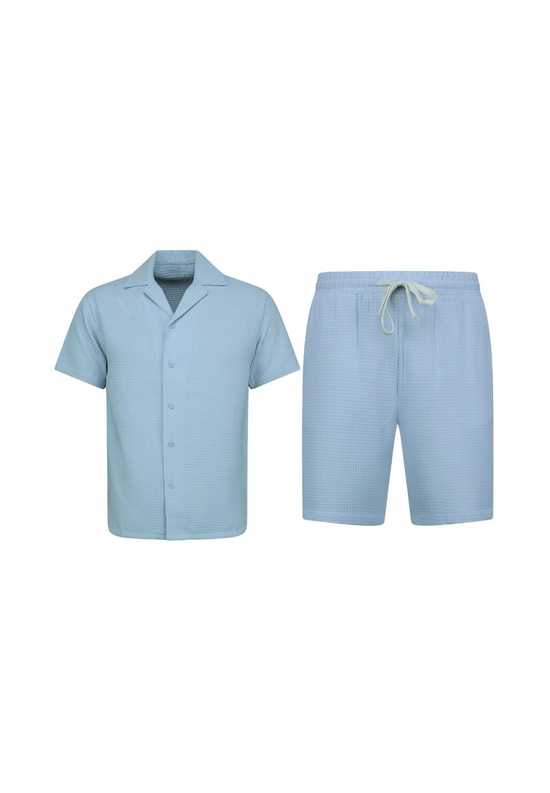 Lichtblauw kortmatige overhemd met knoopjes en bijpassende shorts. Beide hebben een gestructureerde stof en een elastische tailleband met een trekkoord.