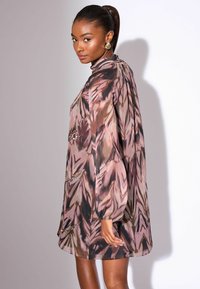 Rochie cu mâneci lungi, până la genunchi, cu un imprimeu abstract multicolor în nuanțe de roz și maroniu. Are un guler înalt și detalii subtile.