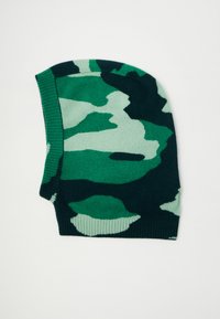 Zielony beanie w kamuflażu z dzianiny w różnych odcieniach zieleni, z ribbowanym brzegiem i miękką fakturą. Zaprojektowany dla ścisłego dopasowania.