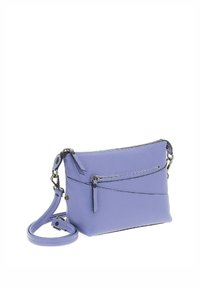 Borsa a tracolla in pelle viola con multiple tasche con zip e una tracolla regolabile. Tessuto liscio con dettagli di cucitura sottili.