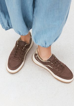 Next, FOREVER COMFORT PANELLED RETRO LACE UP TRAINERS  - REGULAR FIT - Sneaker low - chocolate brown