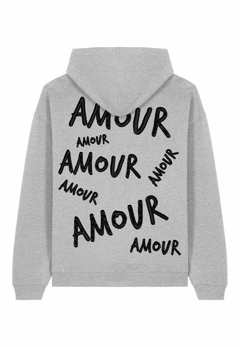 Felpa grigia con cappuccio e coulisse, con una stampa testurizzata della parola "AMOUR" in nero, disposta in dimensioni variabili sulla parte posteriore.