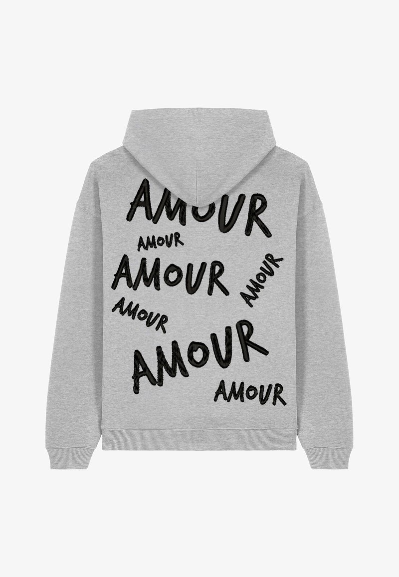 Felpa grigia con cappuccio e coulisse, con una stampa testurizzata della parola "AMOUR" in nero, disposta in dimensioni variabili sulla parte posteriore.