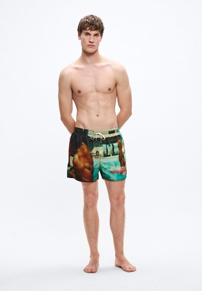 Badeshorts in einem grün-blauen Farbverlauf mit fotografischen Drucken in Rot und Beige, ausgestattet mit einem elastischen Bund und Kordelzugdetails.
