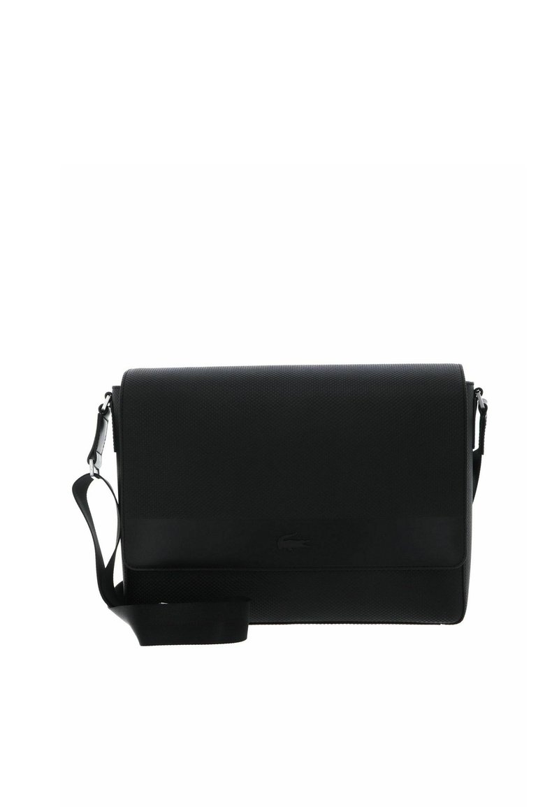 Sac à bandoulière rectangulaire noir avec rabat, bandoulière réglable et petit logo crocodile en relief.