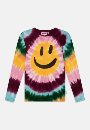 Koszulka z długim rękawem tie-dye z spiralnymi kolorami w żółtym, różowym, zielonym, niebieskim i bordowym, z dużą centralną żółtą buźką.