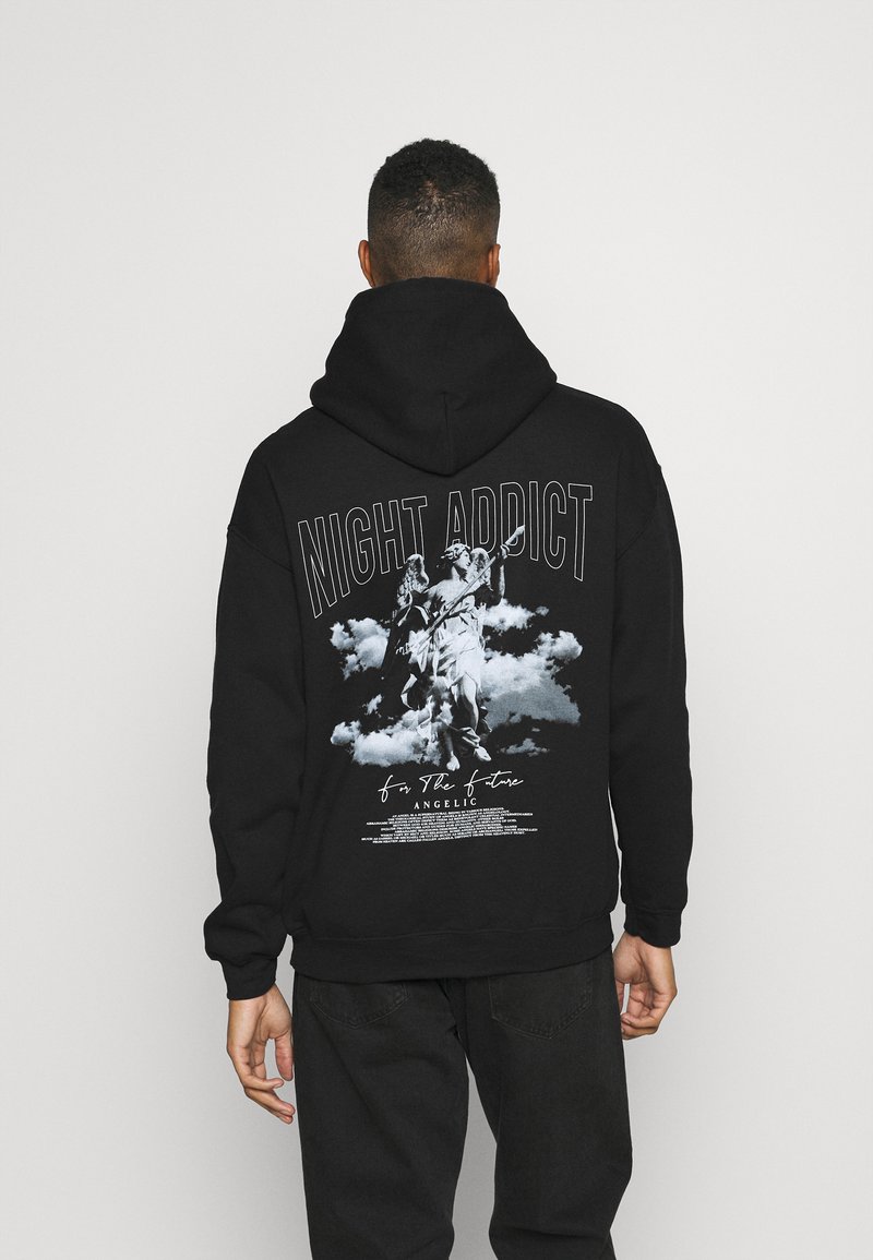 Sort hætte sweatshirt med et grafisk print på ryggen af en engel statue, skyer og tekst. Lavet af bomuld. Regular fit.
