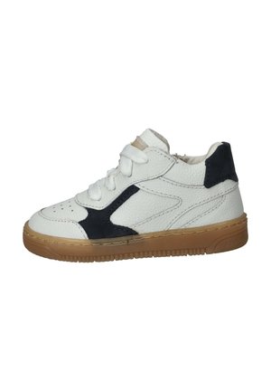 Witte leren sneaker met zwarte accenten, witte veters en een lichtbruine rubberen zool, zijaanzicht op een witte achtergrond.