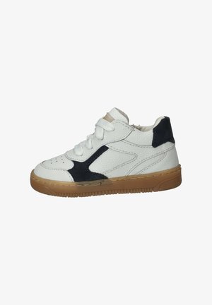 Witte leren sneaker met zwarte accenten, witte veters en een lichtbruine rubberen zool, zijaanzicht op een witte achtergrond.