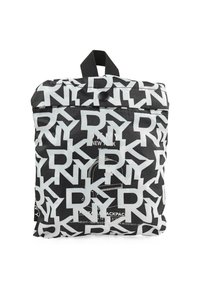 Mochila plegable negra con diseño de logo blanco que incluye el texto "DKNY" y detalles adicionales del producto. Material ligero y resistente a desgarros.