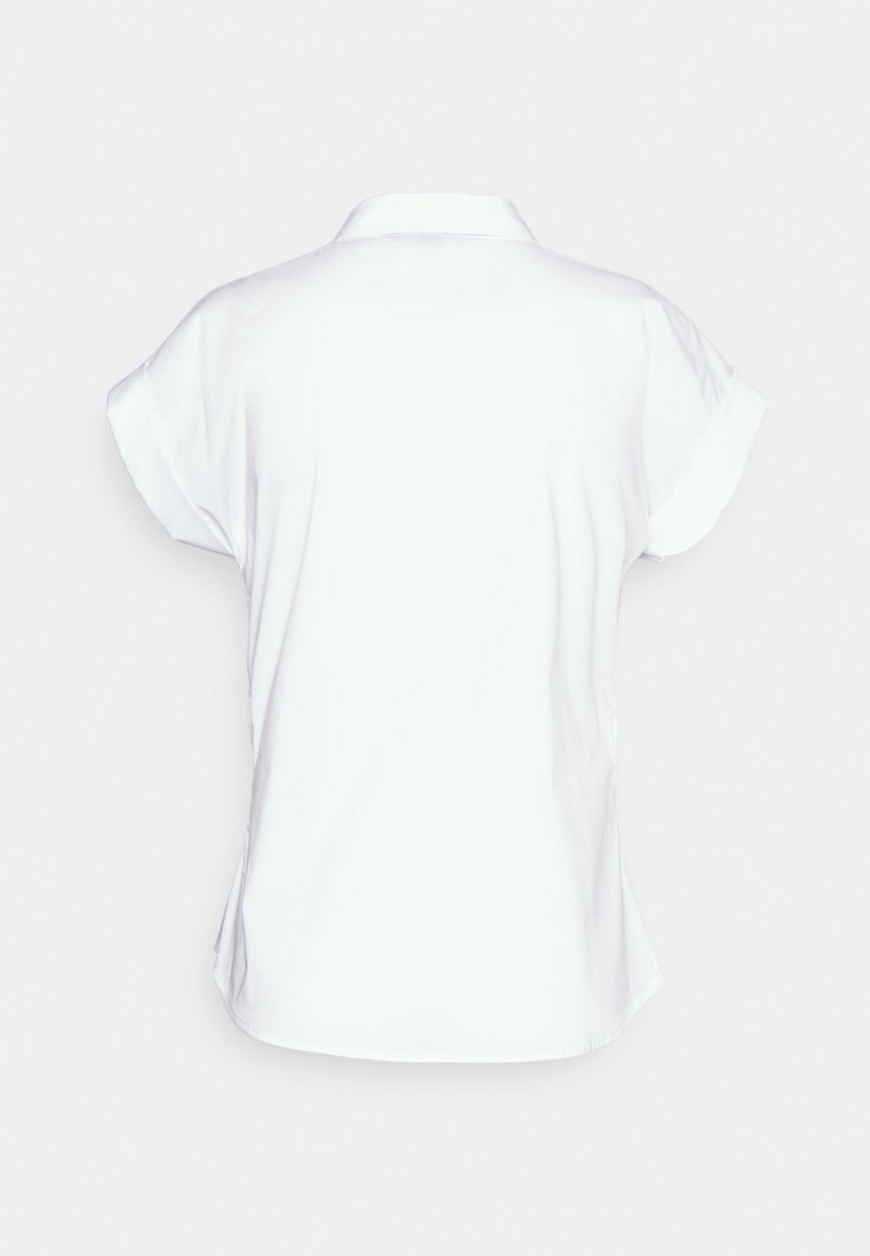 Lyhythihainen valkoinen paita, jossa on klassinen kaulus, sileä rakenne ja sivuhalkiot liikkumisen helpottamiseksi. Paidan design on puhdas ja minimalistinen.