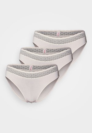 Drie paar damesondergoed in een lichtbeige stof, met een delicate kanten rand aan de tailleband en een gladde textuur.