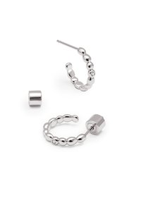 Pendientes de aro de plata con un diseño de cuentas, textura lisa y un pequeño acento redondo. Incluyen un cierre trasero cilíndrico.