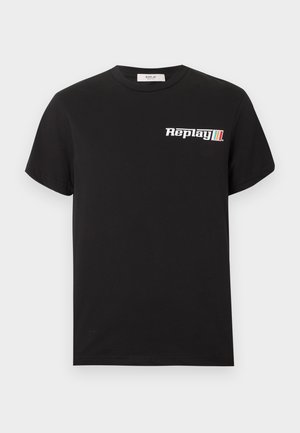 T-shirt noir à manches courtes avec col rond et petit logo blanc "Replay" avec des bandes rouges, jaunes et bleues sur la poitrine.