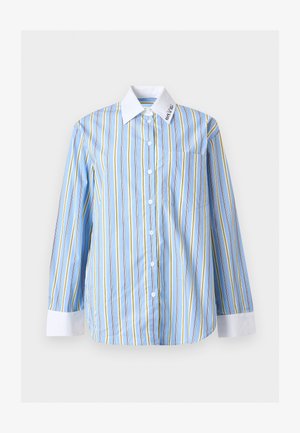 Πουκάμισο με μακριά μανίκια και κουμπιά, με κάθετες ρίγες σε μπλε, κίτρινο και άσπρο, λευκό γιακά και μανσέτες, και τσέπη στο στήθος αριστερά.