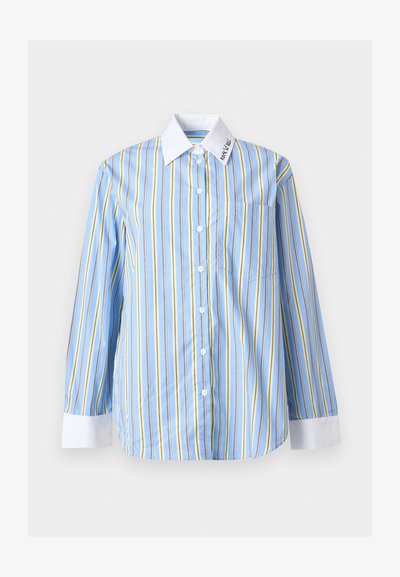 Πουκάμισο με μακριά μανίκια και κουμπιά, με κάθετες ρίγες σε μπλε, κίτρινο και άσπρο, λευκό γιακά και μανσέτες, και τσέπη στο στήθος αριστερά.