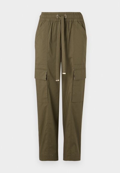 Olivno zeleni cargo hlače z elastičnim pasom, vrvico za zategovanje, dvema stranskima žepoma in dvema cargo žepoma, ki se ponašajo z gladko bombažno teksturo.