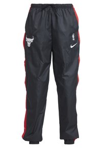 Czarno-czerwone spodnie dresowe z elastycznym pasem, bocznymi guzikami, logo NBA oraz białym logo Nike swoosh. Wykonane z gładkiego, lekkiego materiału.