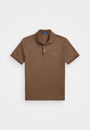 Polo marron à manches courtes avec col, deux boutons et petit logo brodé sur la poitrine gauche, posé à plat sur fond blanc.
