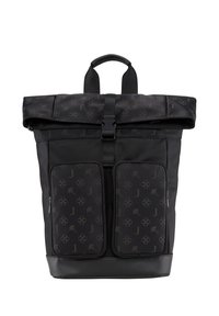 Zwarte rolltop rugzak van textuurmateriaal, met dubbele voorzakken met ritssluiting en subtiele logo-patronen door het geheel. Effen zwarte basis.