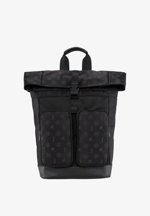 Črn nahrbtnik z valjčastim zapiranjem iz teksturiranega materiala, z dvema sprednjima žepoma na zadrgo in subtilnimi vzorci logotipov po celotni površini. Enotna črna osnova.