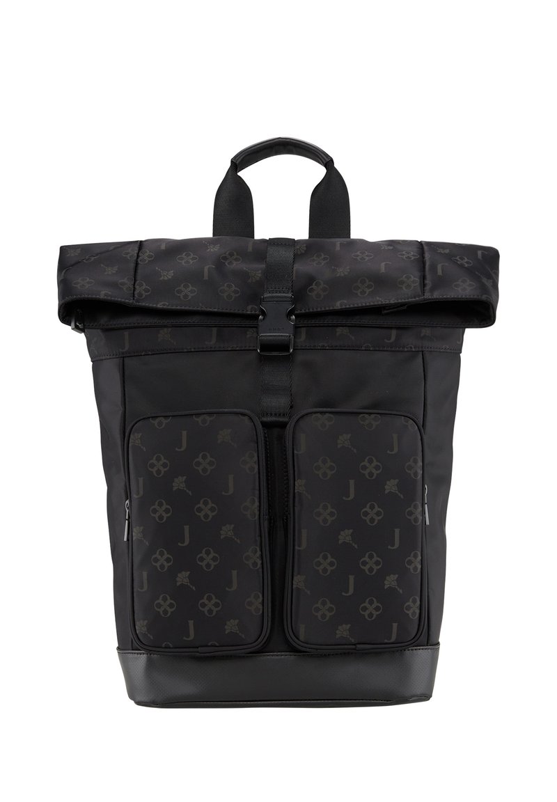 Zwarte rolltop rugzak van textuurmateriaal, met dubbele voorzakken met ritssluiting en subtiele logo-patronen door het geheel. Effen zwarte basis.