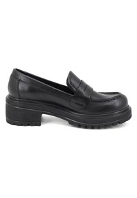 Mocassino in pelle nera con suola piatta bassa, caratterizzato da un design cucito e da accenti orizzontali sulla parte anteriore. Suola in gomma texturizzata.