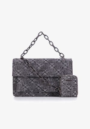 Bolso de tela gris con cadena, que presenta un patrón texturizado y una pequeña cartera a juego. Cierre de solapa con detalle de logo.