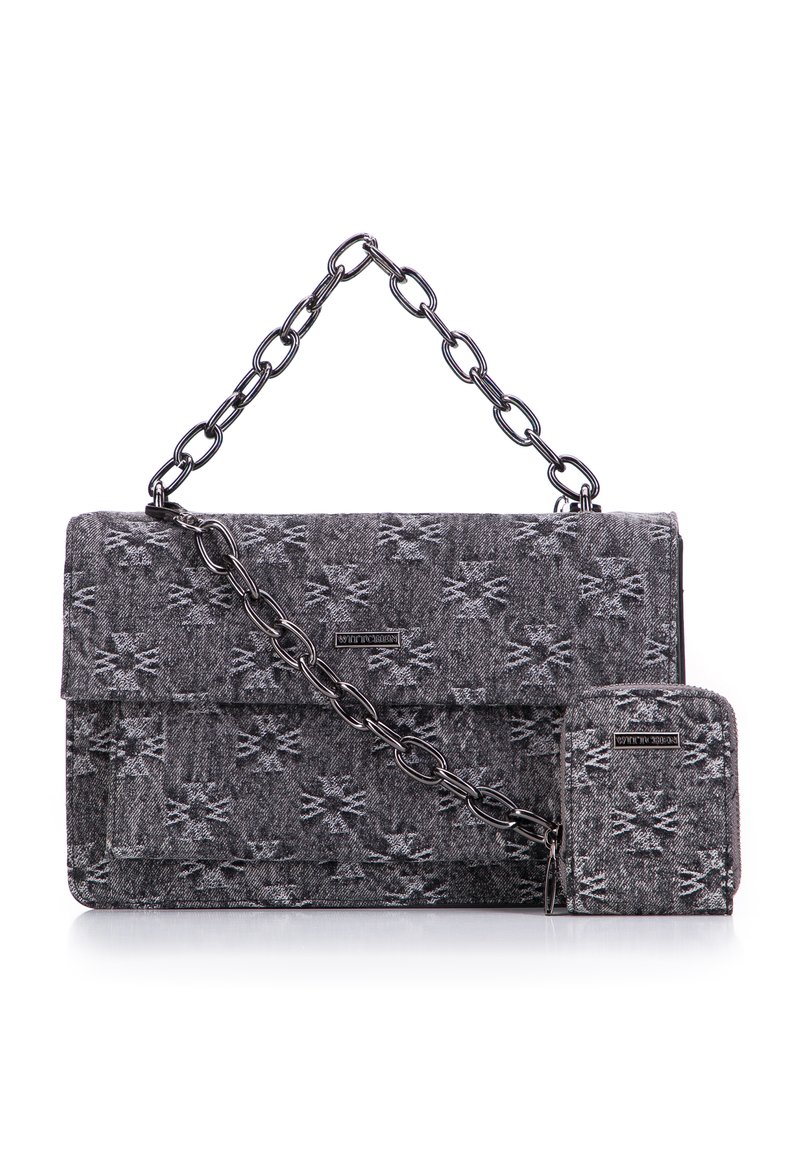 Graue Stoffhandtasche mit einer Kettenriemen, die mit einem strukturierten Muster versehen ist und eine kleine passende Geldbörse angebracht hat. Klappenverschluss mit Logodetail.
