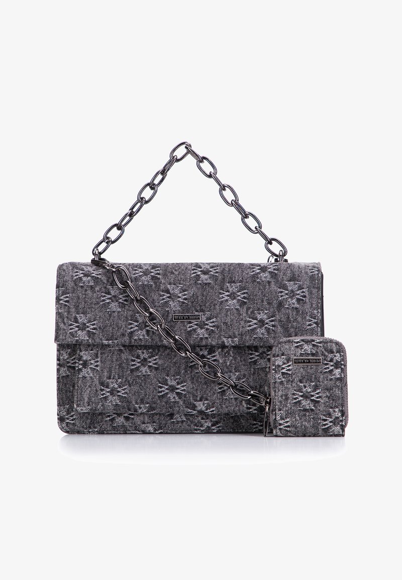 Šedá látková kabelka s řetízkovým popruhem, která má strukturovaný vzor a malou odpovídající peněženku připevněnou k ní. Klopa na zavření s detaily loga.