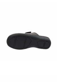 Suola di scarpa nera in gomma testurizzata, caratterizzata da un design segmentato e da modelli in rilievo per una migliore aderenza. Cinghia regolabile nella parte superiore.
