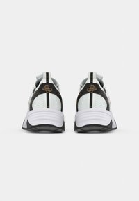 Beli atletski čevlji z teksturirano pleteno zgornjo plastjo, črnimi poudarki in oblazinjenim ovratnikom. Imajo črtasto zanko za vlečenje in debel podplat.