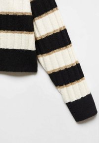 Sweter w czarno-białe paski z metalicznym złotym akcentem, o strukturalnej fakturze i dopasowanych mankietach. Posiada szerokie paski o różnej szerokości.