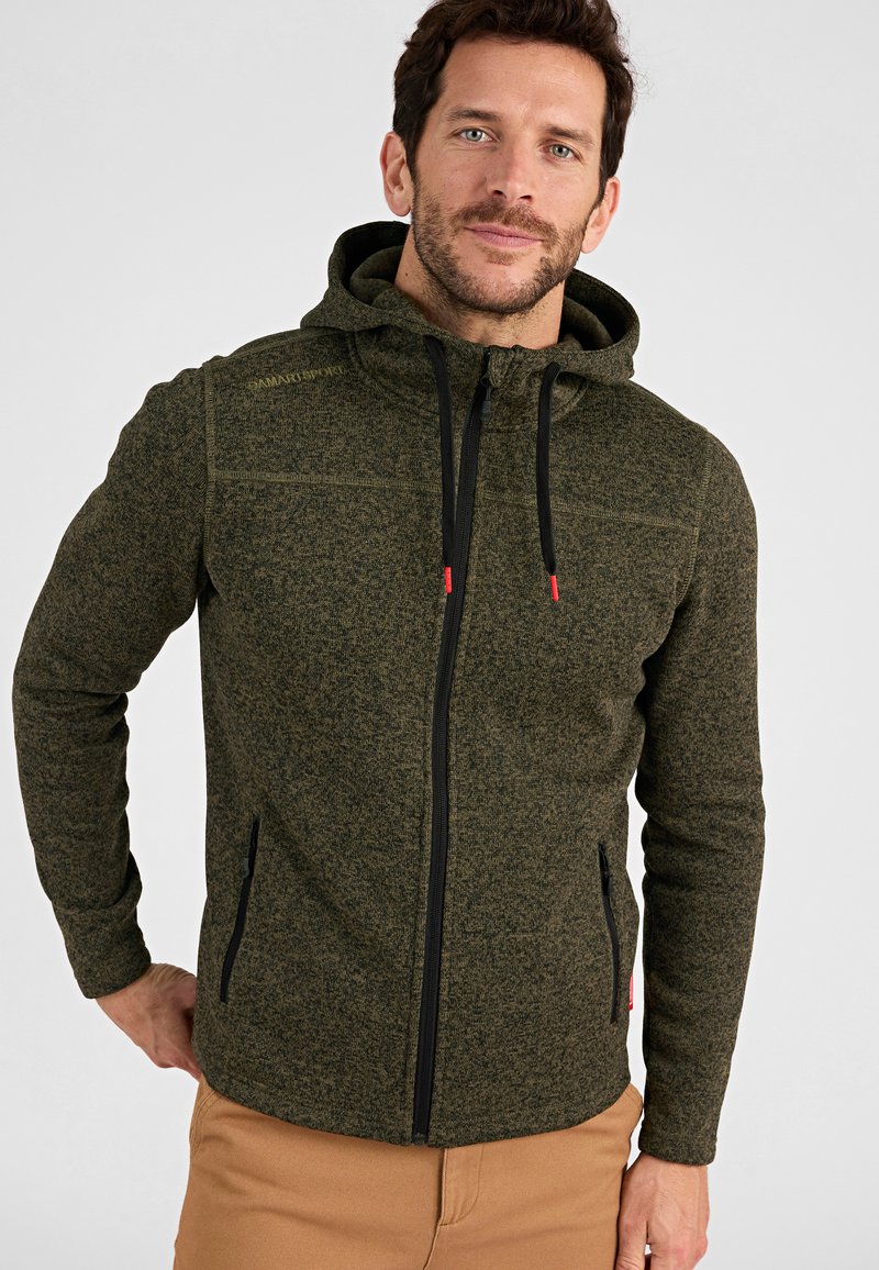 Olivgrüner Reißverschluss-Hoodie mit strukturiertem Strickmuster, schwarzem Reißverschluss, verstellbarem Kordelzug in der Kapuze und Seitentaschen.