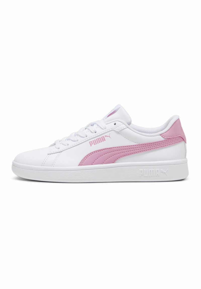 Hvide sneakers lavet af syntetisk materiale med lyserøde accenter, der har et klassisk design, snørebåndslukning og tekstureret sål.