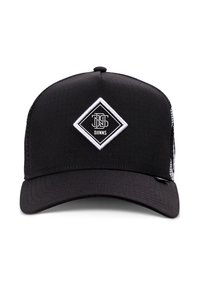 Gorra negra con un diseño estructurado, que presenta un parche de logo blanco en forma de diamante en la parte delantera y detalles de malla en los lados.