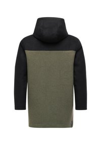 Giacca con cappuccio con maniche nere e parte superiore della schiena nera, parte inferiore della schiena verde oliva, mostrata di schiena su uno sfondo bianco.