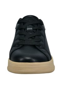 Schwarzer Lederschuh mit runder Zehenpartie, flacher beiger Gummisohle und schwarzen Schnürsenkeln. Detaillierte Naht entlang der Kanten und metallische Ösen.